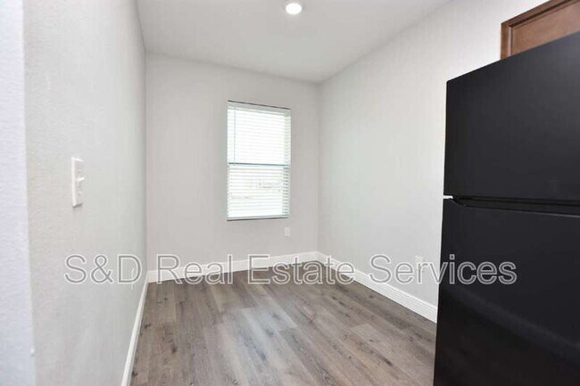 Building Photo - 525 Albatross Dr