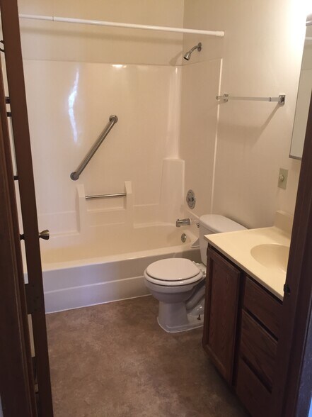 Building Photo - 1108 W Hamilton Ave