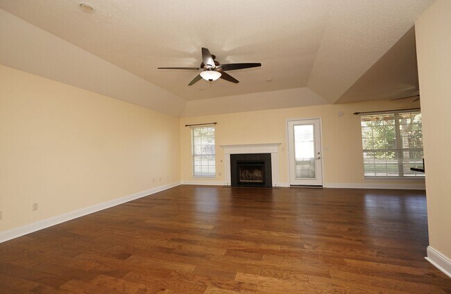 Building Photo - Shalimar Location