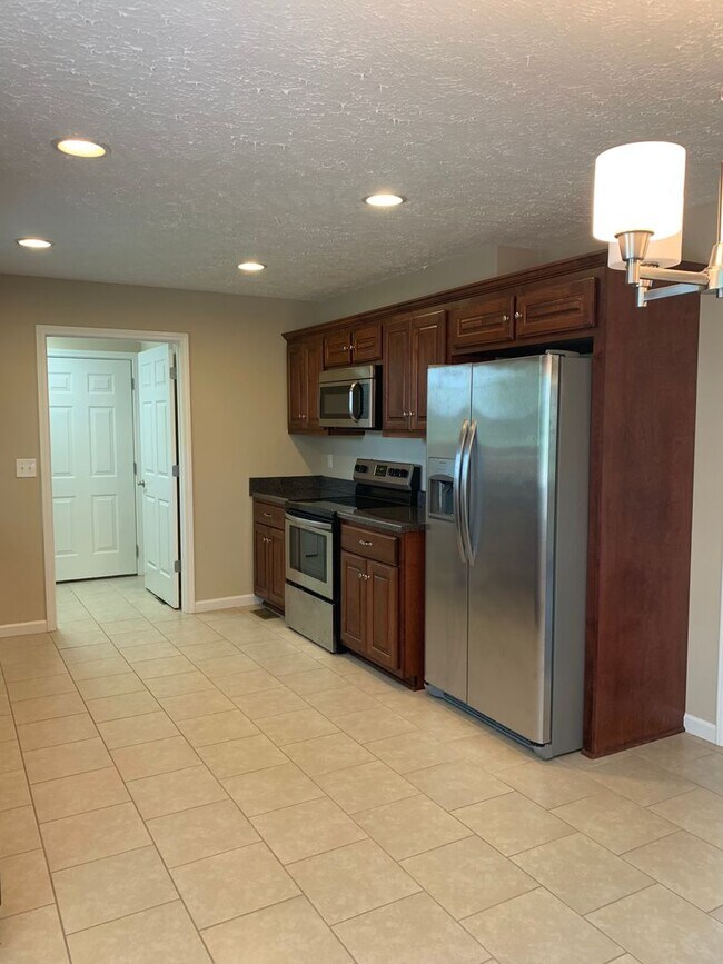 Building Photo - 3 Bedroom, 2 Bath Home Located in Manchester