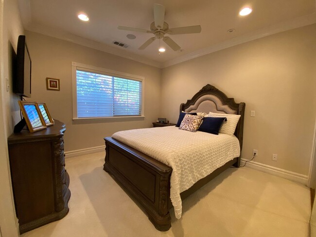 Building Photo - Gorgeous, Luxury and Furnished 3 bed 3 bat...