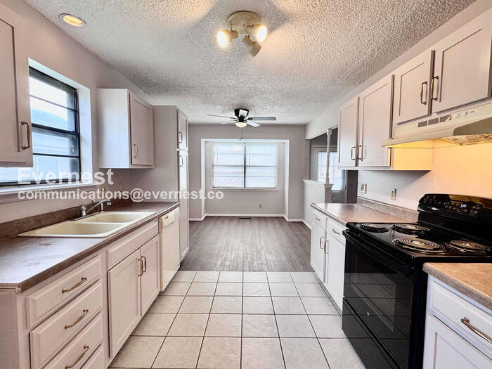 Building Photo - 3208 S 137th E Ave