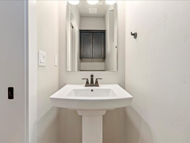 Building Photo - Free September Rent!  Beautiful Newer 4 Bed, 3 Bath located in the heart of Meridian - available ...