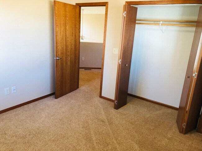 Building Photo - 21 &amp; 23 Hanfield Court