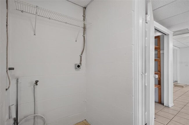 Building Photo - 7508 N Thatcher Ave