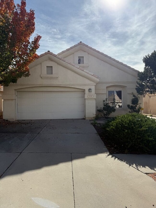 Building Photo - Spacious 3 Bedroom 2 Bathroom and 2 Car Ga...