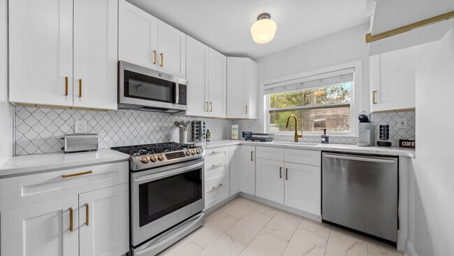 Building Photo - 720 1/2 West Woodlawn Avenue-SI ID1271939P