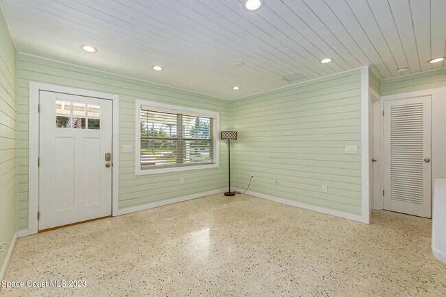Building Photo - 2040 Palm Ave