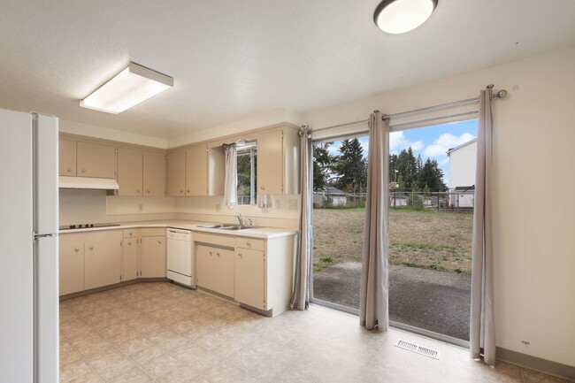 Building Photo - Move in Ready now! Easy JBLM commute, 3 be...