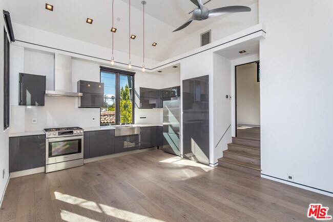 Building Photo - 601 N Crescent Heights Blvd