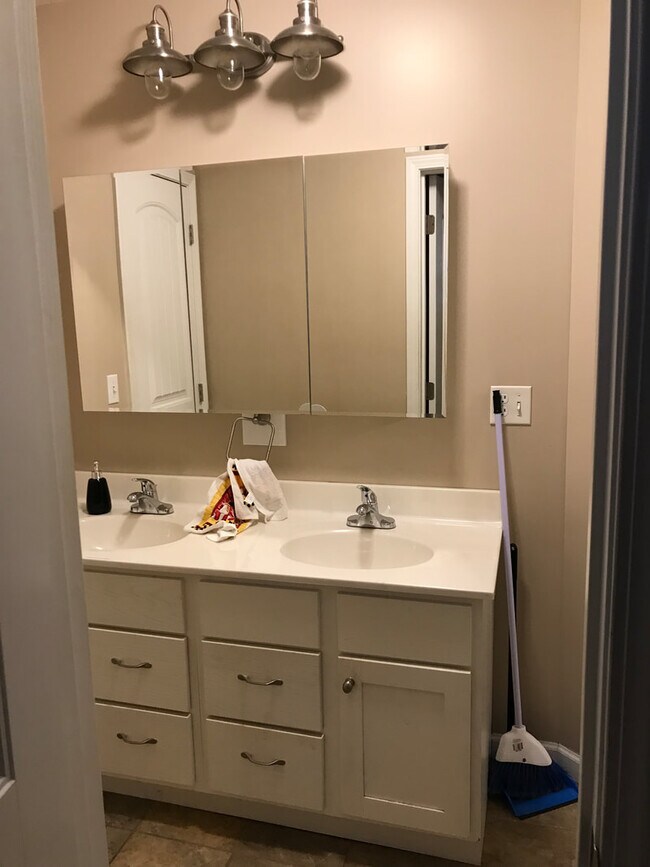 Building Photo - 908 W Mill St