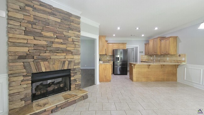 Building Photo - 203 Duke Ln