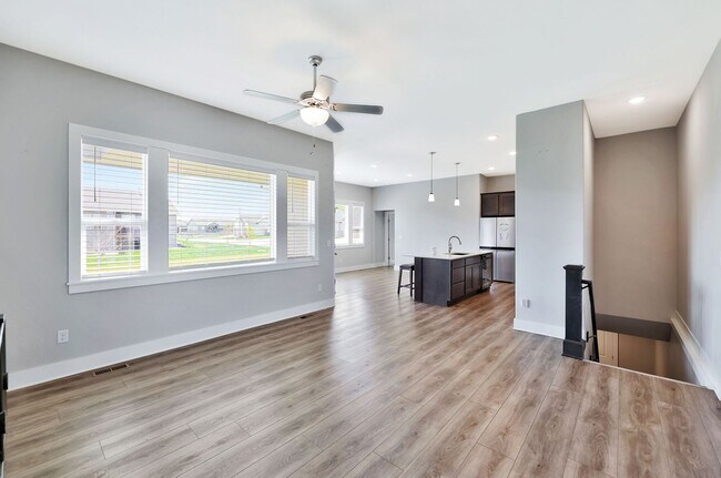 Building Photo - Living in Luxury