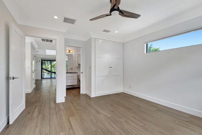 Building Photo - 400 Venice Dr