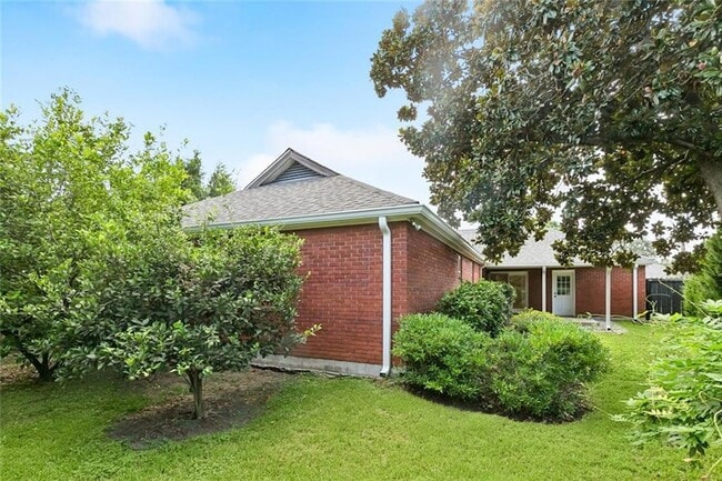 Building Photo - 1433 Poinsettia Dr