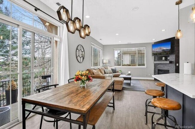 Building Photo - Renovated 2-bed 2.5 bath bright and open townhome located in the heart of Lone Tree!