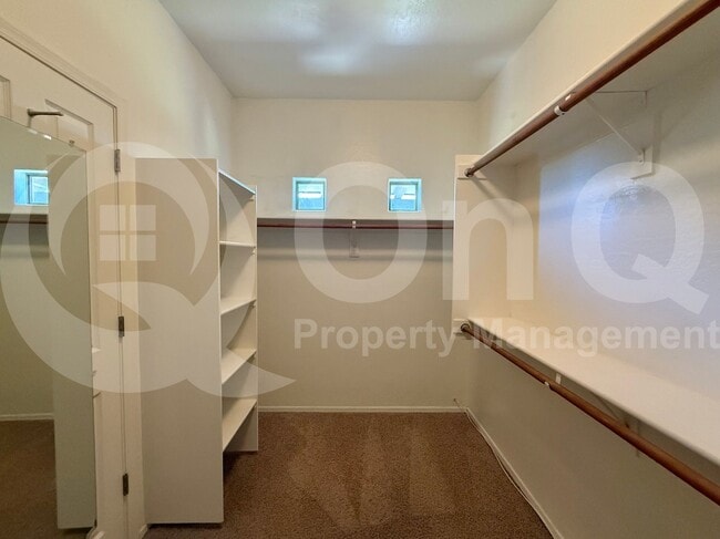 Building Photo - 995 E Blue Spruce Ln