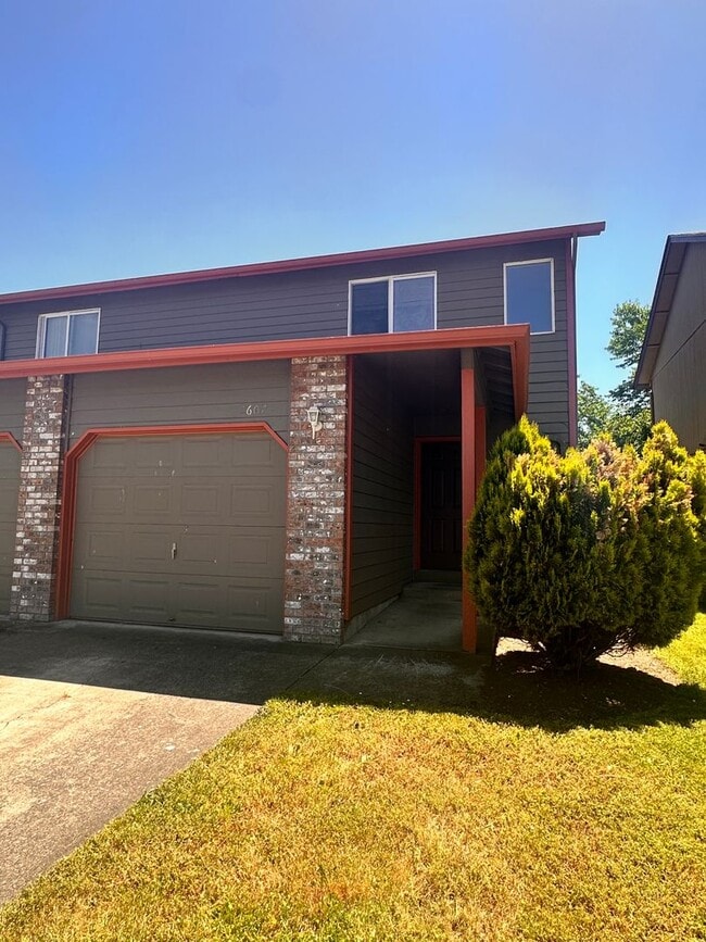 Building Photo - 2607 S Cloverleaf Loop