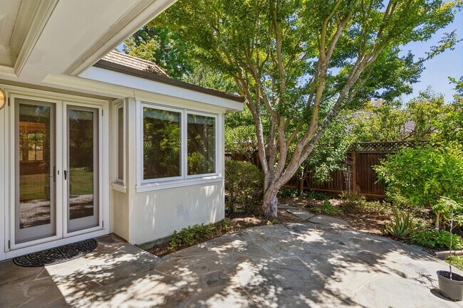 Building Photo - Beautiful, Old-World-style Home in the Heart of Central Menlo Park