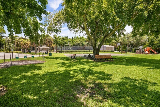 Building Photo - ** VICTORIA PARK ** 4 BED / 2 BATH - POOL ...