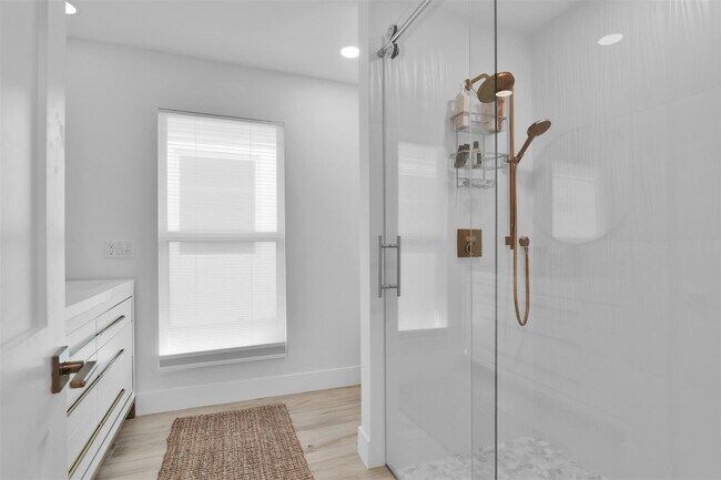 Building Photo - 17026 Bay St