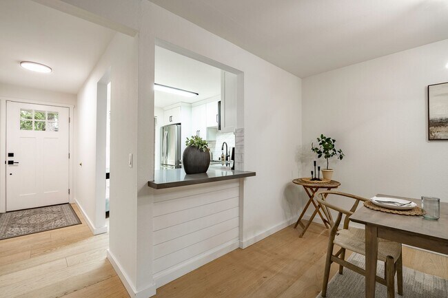 Building Photo - 2Bd/2Ba Bellevue Condo