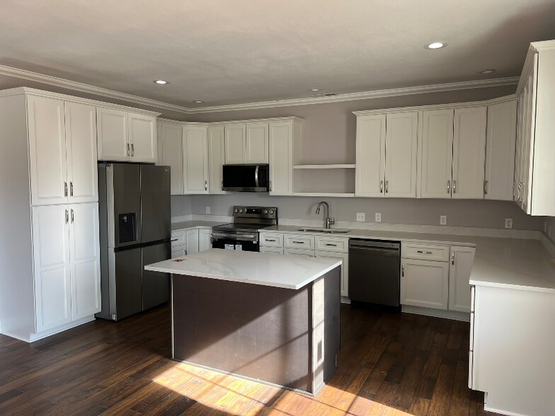 Building Photo - 2030 Shade Tree Dr