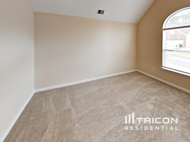 Building Photo - 11051 Southwood Dr