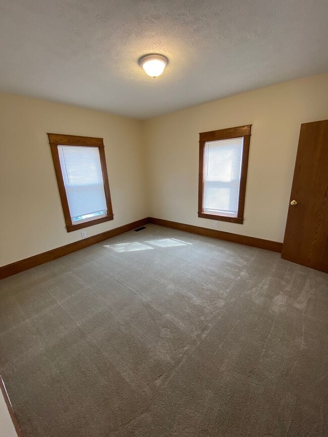 Building Photo - 3 Bedroom, 1.5 Bath Single Family Home Available Now!