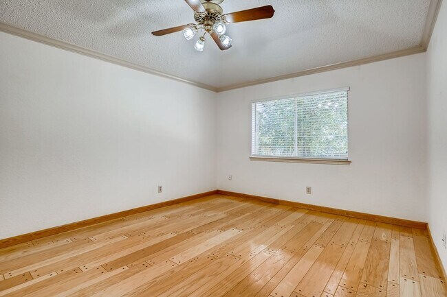 Building Photo - Rare 2 BR/ 2 BA Townhouse in Northwest Hil...