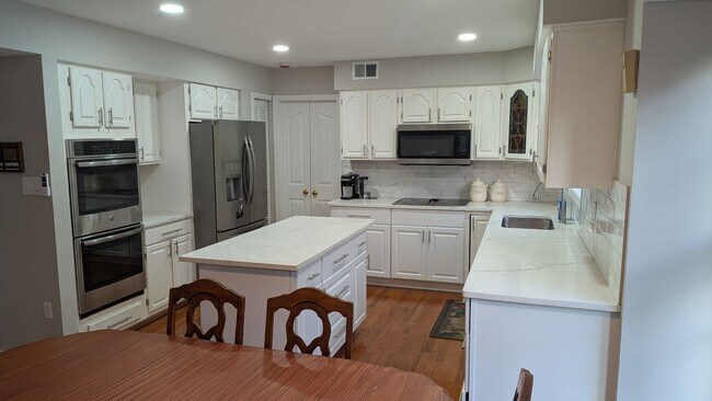 Building Photo - 9601 Woodedge Dr