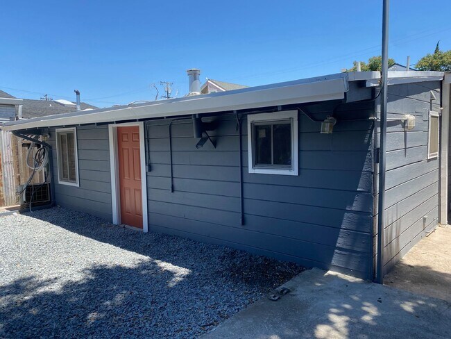 Building Photo - Beautifully maintained detached house with A/C, parking, refrigerator, washer and dryer, private ...