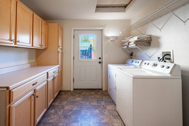 Building Photo - 3-Bedroom Home- Pets Allowed with Approval