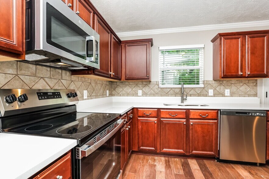 Building Photo - 5823 Roxbury Dr