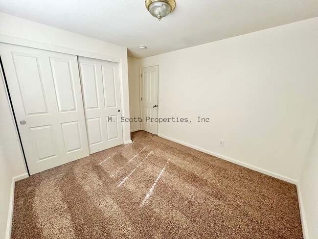 Building Photo - 1420 Chiltern Ct