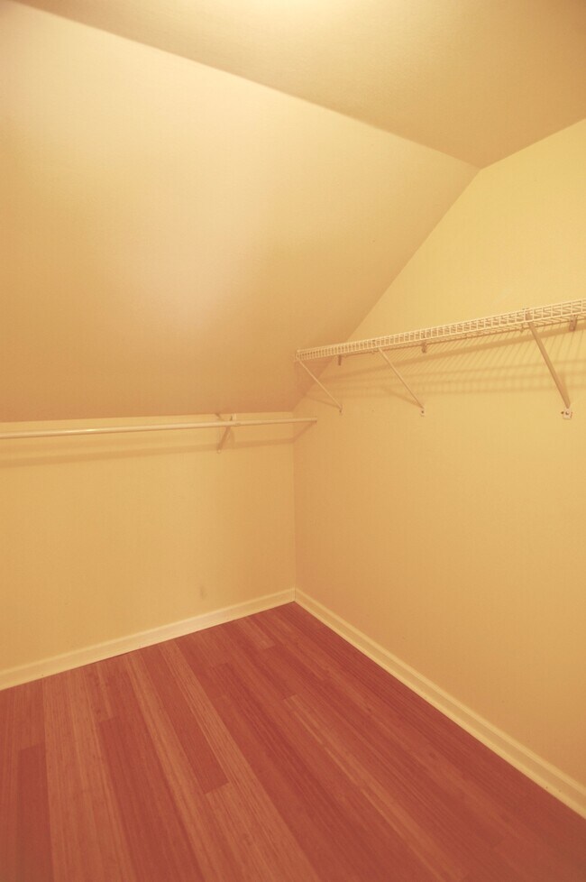 Building Photo - 7099 Lakeshore Rd