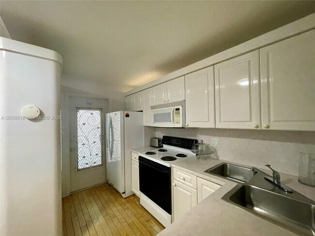 Building Photo - 450 Paradise Isle Blvd