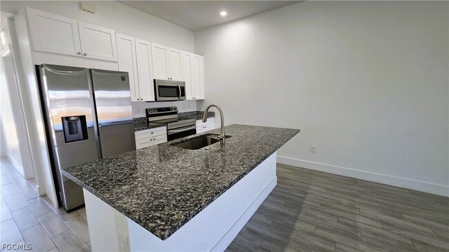 Building Photo - 2909 SW Santa Barbara Pl