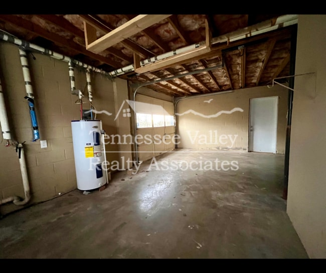 Building Photo - Spacious 3 bed/1.5 bath split foyer in Hid...