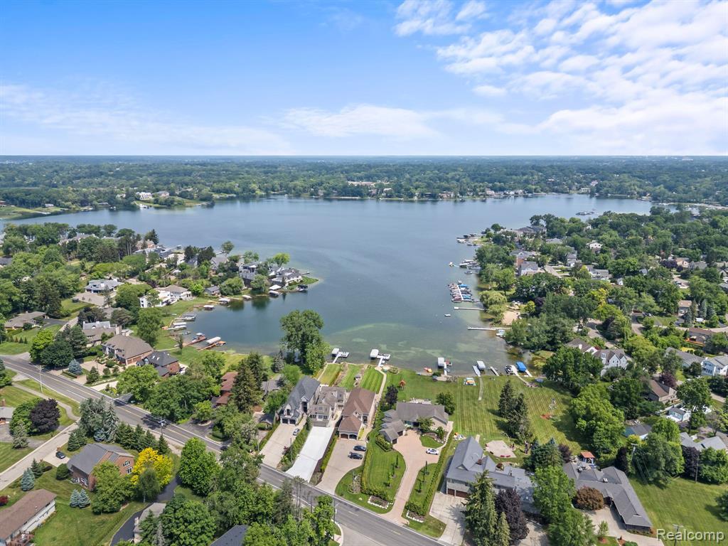 Building Photo - 2380 Walnut Lake Rd