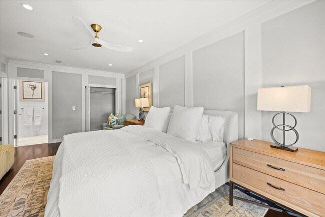 Building Photo - 1313 E Lake Dr