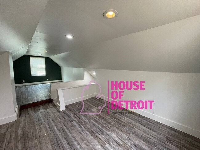 Building Photo - Summer Special~ 3 BEDROOM 1 BATH BUNGALOW ...