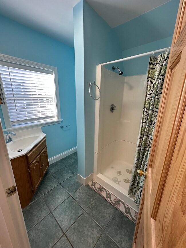 Building Photo - 524 W River Rd