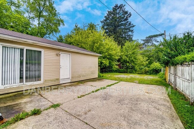 Building Photo - 1017 Searles Rd