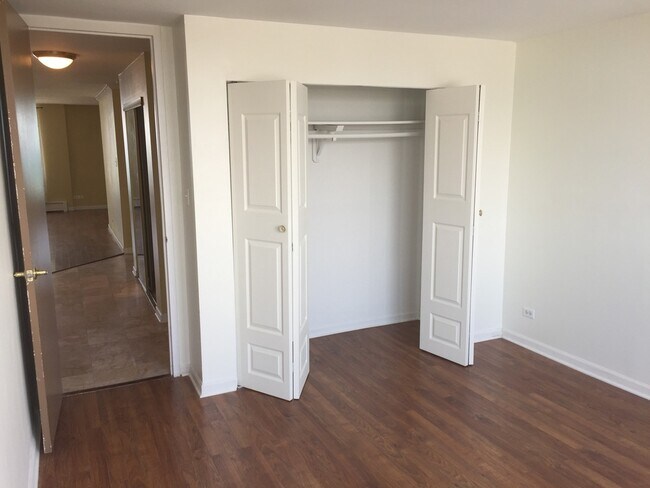 Building Photo - 5740 N Sheridan Rd