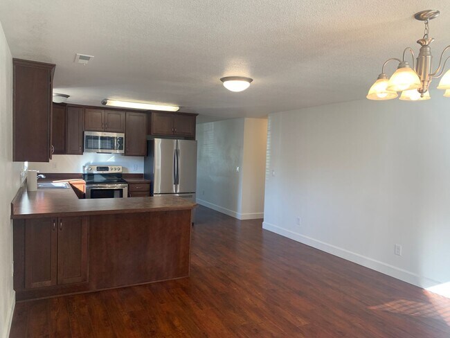 Building Photo - ***Newly Renovated Spacious and Bright 3 B...