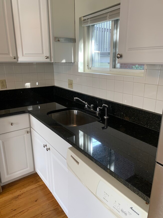 Building Photo - 138 Thorndike St