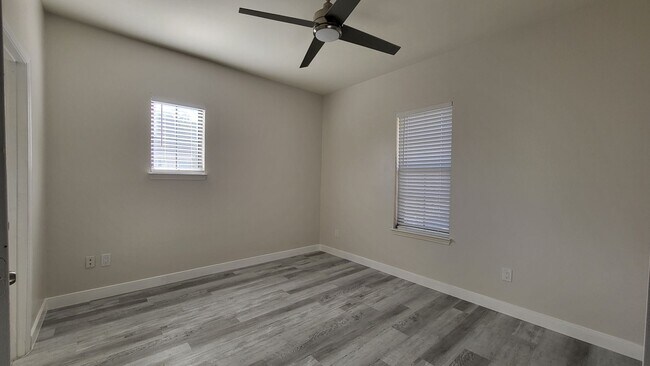 Building Photo - Come see this modern, elegant condo in Celebration!