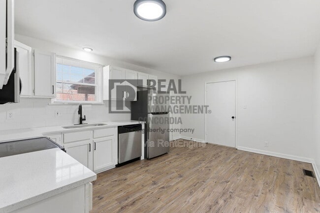 Building Photo - 1527 Cherry Tree Dr