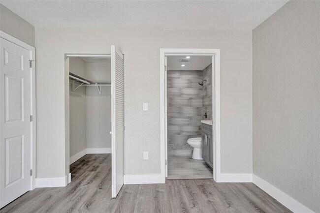 Building Photo - 2614 W 65th St